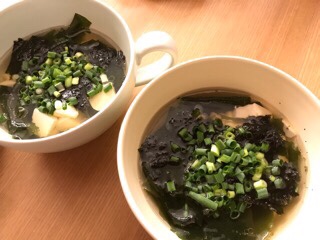 「ジューシーそぼろと野菜のビビンバ」「小ねぎとのり、豆腐の韓国風スープ」のかさまし